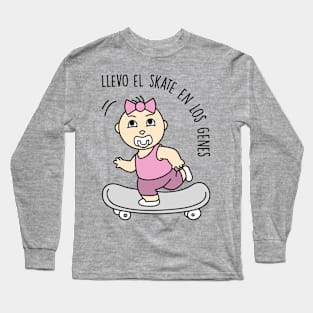 Llevo el skate en los genes (versión niña). Long Sleeve T-Shirt